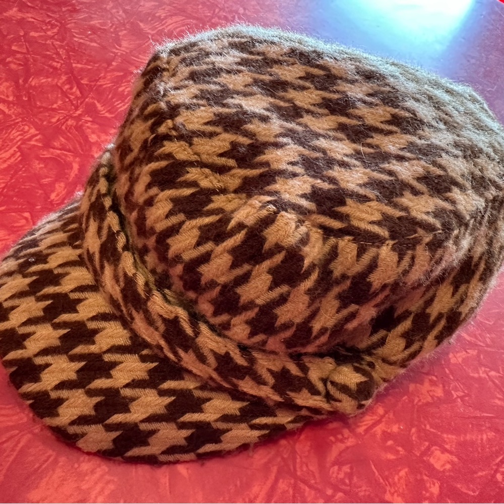 Cute newsboy style tweed cap.